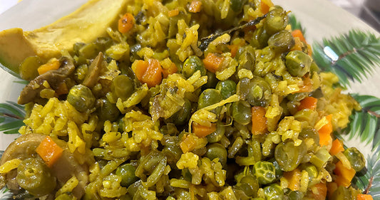 Arroz premium con vegetales frescos y cúrcuma, nutritivo y delicioso