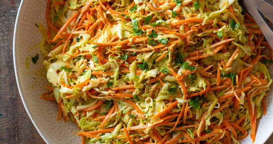 Ensalada de repollo y zanahoria con mayonesa de cilantro y limón