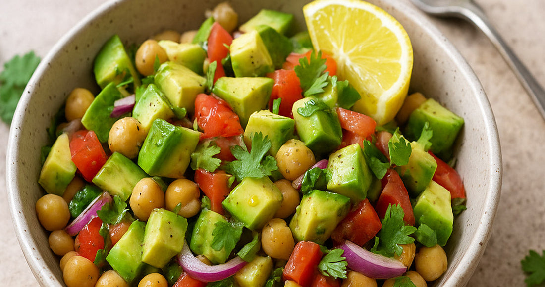 Ensalada vegana de garbanzos con aguacate y limón: fresca, nutritiva y deliciosa
