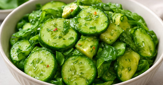 Ensalada verde saludable con aguacate y espinaca